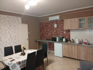 Kuchyň nebo kuchyňský kout v ubytování Pingpong Apartman + 7 fotografií