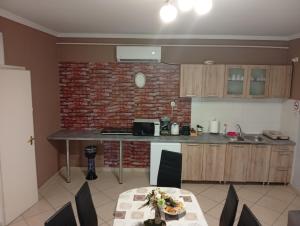 Kuchyň nebo kuchyňský kout v ubytování Pingpong Apartman
