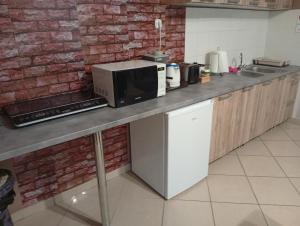 Kuchyň nebo kuchyňský kout v ubytování Pingpong Apartman