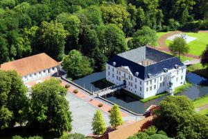 an overhead view of a large white building with trees at Ferienhaus In Schwittersum Mit Großem Garten Und Panoramablick in Dornum