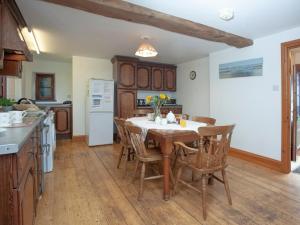 Nhà bếp/bếp nhỏ tại Coachman's Lodge - Uk35952