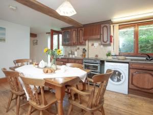 Nhà bếp/bếp nhỏ tại Coachman's Lodge - Uk35952