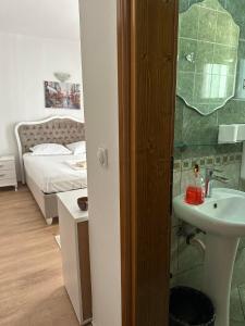 Rúm í herbergi á Rooms Ajllin