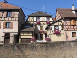 a group of buildings with flower boxes on their windows at Ferienwohnung Monseigneur 4 Bis 6 Personen in Obernai