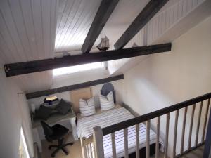 an attic room with a bed and a window at Ferienwohnung Monseigneur 4 Bis 6 Personen in Obernai