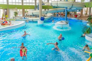 eine Gruppe von Personen im Wasser an einem Schwimmbad in der Unterkunft FerienResidenz MüritzPark in Röbel