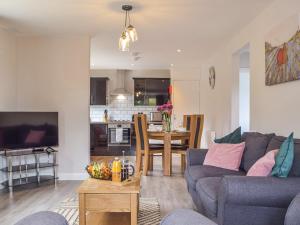 un soggiorno con un divano e un tavolo di Rowan Cottage a Walton West