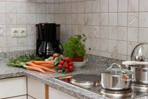 un bouquet de carottes et d'autres légumes sur un comptoir de cuisine dans l'établissement Wohnung Lusen, à Spiegelau