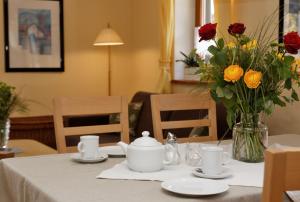 une table avec un vase de fleurs dessus dans l'établissement Wohnung Lusen, à Spiegelau