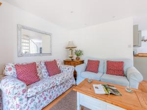 Ruang duduk di Candlewick Cottage