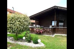una casa con un albero di fronte a un cortile di Ferienhaus Marco In Eppenschlag a Eppenschlag