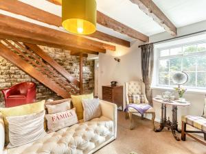 Ruang duduk di Cherry Tree Cottage +24 gambar