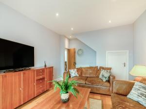 ein Wohnzimmer mit Couch und Flachbildfernseher in der Unterkunft Point House in Milford Haven