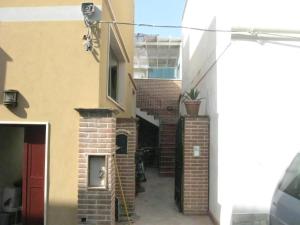 a small alley in a house with a red door at Appartamento Nosside in Locri