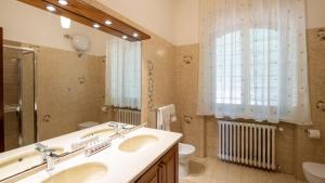 Phòng tắm tại Villa Il Masseto +14 ảnh