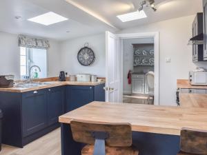 Kuchyň nebo kuchyňský kout v ubytování Crogen Gatehouse Lodge