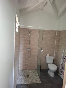 Ένα μπάνιο στο Bungalow AN KAN LA