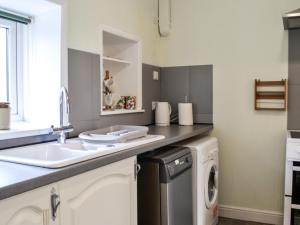 Una cocina o zona de cocina en Keepers Cottage