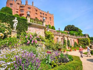 a garden with a statue in front of a building at Kites Nest-Qu7488 in Highgate
