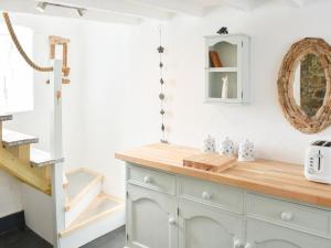 Et badeværelse på The Yard Beach Cottage - Uk43653 + 11 billeder