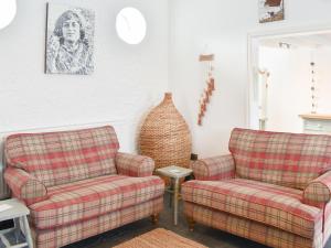 Et opholdsområde på The Yard Beach Cottage - Uk43653