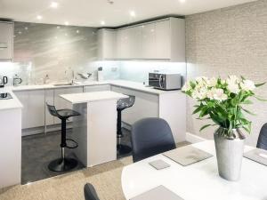 Dapur atau dapur kecil di Apartment Eight At Barton Manor - Uk39563