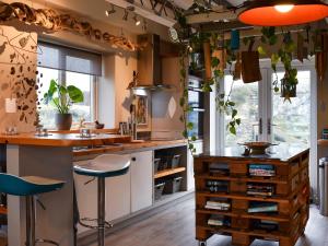 Kuchyň nebo kuchyňský kout v ubytování The Yard Beach Retreat - Uk43652