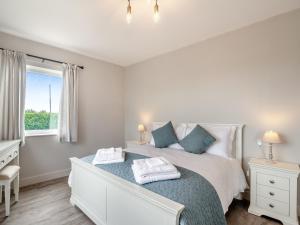 una camera da letto con un letto e una finestra di Manor Farm Cottage a Hornby