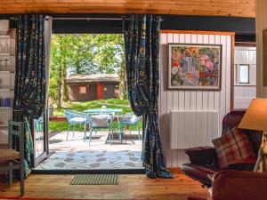 Χώρος καθιστικού στο The Cabin