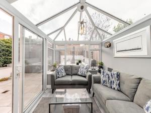 ein Wohnzimmer mit Sofa und Tisch in der Unterkunft House In The Hills in Church Stretton + 13 Fotos