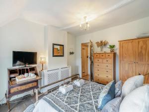 ein Wohnzimmer mit Sofa und Fernseher in der Unterkunft Crompton Cottage in Bretforton + 7 Fotos