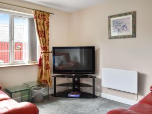 Un televizor și/sau centru de divertisment la Curlew Cottage - Uk47697