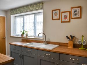 O bucătărie sau chicinetă la Curlew Cottage - Uk47697
