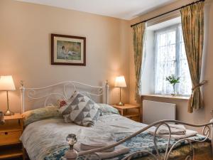 Un pat sau paturi într-o cameră la Curlew Cottage - Uk47697 +8 fotografii