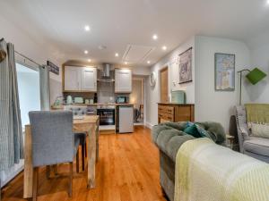 Una cocina y una sala de estar con una mesa y un sofá. en The Granary - Uk45696, en Pickering