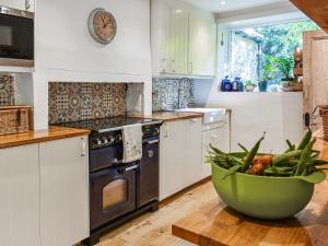 Kuchyň nebo kuchyňský kout v ubytování Brookside Cottage