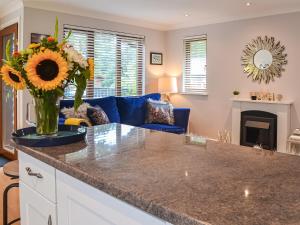 una cocina con un jarrón de girasoles en un mostrador en Folly Lodge, en Sewerby