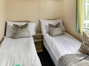 two beds sitting next to each other in a room at Sandy Toes in Newquay