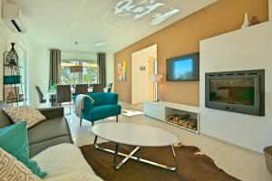 a living room with a couch and a table at Villa Barbara in Selina