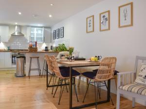 Kuchyň nebo kuchyňský kout v ubytování Stones Throw + 20 fotografií