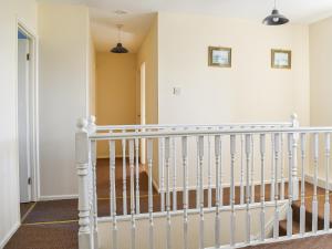 un escalier avec des balustrades blanches dans une maison dans l'établissement Bamburgh House - Uk46435, à Belford