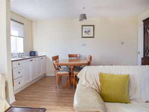 un salon avec un canapé et une table dans l'établissement Bamburgh House - Uk46435, à Belford