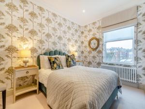 Una cama o camas en una habitación de Derwent House Apartments - Everley - Uk46785