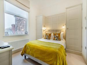 Una cama o camas en una habitación de Derwent House Apartments - Everley - Uk46785