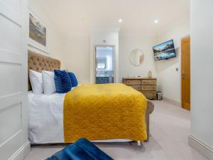 Una cama o camas en una habitación de Derwent House Apartments - Everley - Uk46785