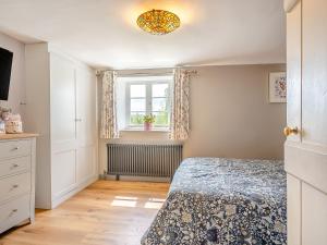 a bedroom with a bed and a window at Brookend Cottage - Uk49705 in Barton +15 photos