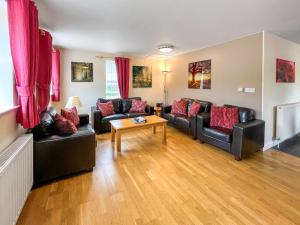un soggiorno con due divani e un tavolo di Katies Corner - Uk49741 a Fulletby