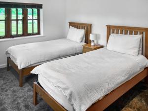 Katil atau katil-katil dalam bilik di Rowdecroft Farm Cottage