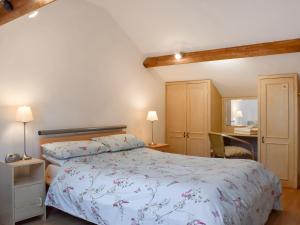 1 Schlafzimmer mit einem Kingsize-Bett und einer Küche in der Unterkunft Forge Masters Cottage in Middlewich + 10 Fotos