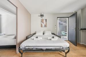 Ένα ή περισσότερα κρεβάτια σε δωμάτιο στο Double Apartment l 15min from Eiffel Tower by Car